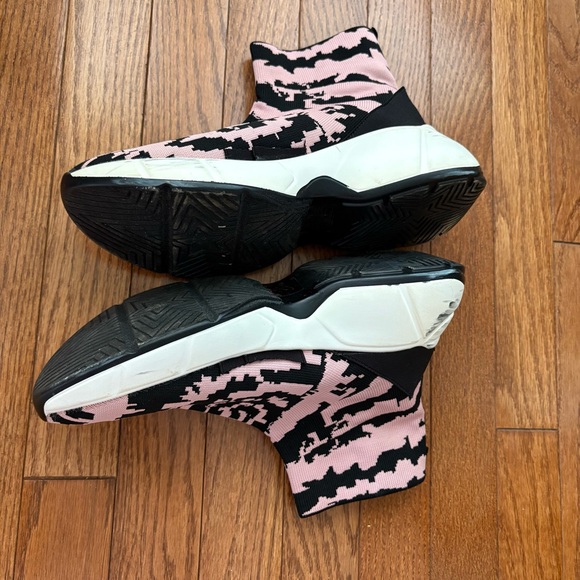 Juicy Couture Black and Pink Ankle Boots - Picture 2 of 12